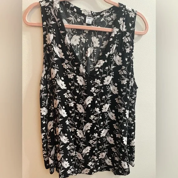 Old Navy Black linen shorts with floral top - Picture 3 of 16